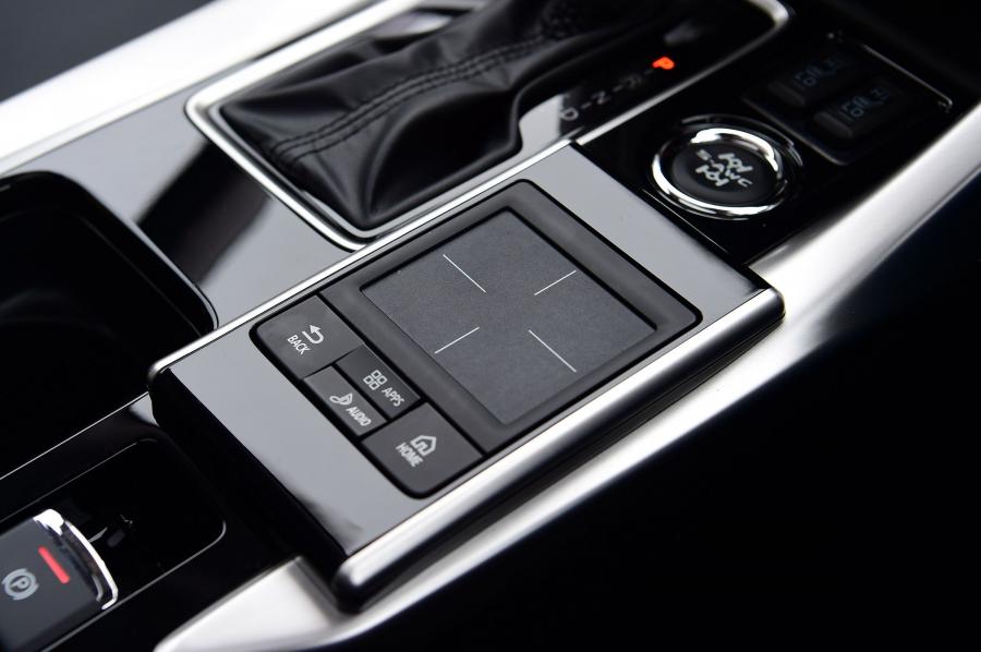 Детали интерьера Mitsubishi Eclipse Cross Black Connected 2019 года  (UK) (фото 9 из 13)